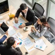 Konsultan Bisnis vs. Pelatih Bisnis: Apa Bedanya dan Mana yang Anda Butuhkan?